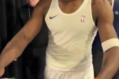 Respect！老佩頓賽后送給華子一件自己的超音速球衣