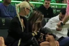 女球迷意外打完爆米花 身邊男球迷從其大腿撿起后吃掉