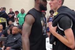 未來(lái)是你的？詹姆斯觀看弗拉格比賽 不知道賽后說(shuō)了什么悄悄話？