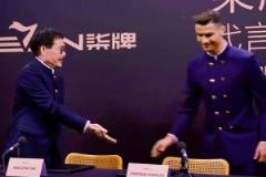 C羅這穿的是中山裝?。窟@種新中式衣服是真好看啊