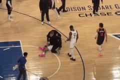 千萬(wàn)別有事?。∷D姆無(wú)對(duì)抗痛苦倒地隨后被攙扶下場(chǎng)