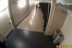 看著非常嚴(yán)重?。∷D姆受傷后，是坐著輪椅離開(kāi)的！