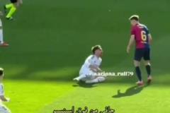 細節(jié)發(fā)現(xiàn)加維一屁股坐倒了阿森西奧，這簡直是“肉彈沖擊”