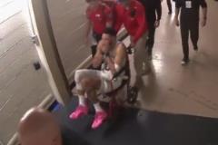 塔圖姆無(wú)對(duì)抗痛苦倒地 隨后坐輪椅全程捂臉痛苦離場(chǎng)