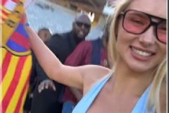 身材優(yōu)勢這位巴薩女球迷成功引起說唱巨星Travis Scott的注意