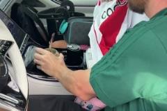 一位粉絲有幸見到帶全家出去玩的梅西，并拿著河床球衣要到簽名