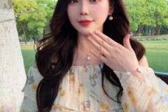 美女主播小太陽跳手勢舞少女感十足 完全不像剛生完娃的樣子