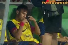 亞馬爾真的是小屁孩啊還在一旁玩丟水瓶，男孩的快樂如此簡單