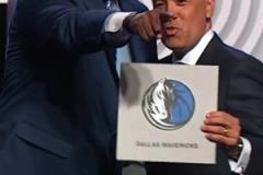 1.8%概率?。—毿袀b形象大史布萊克曼抽中狀元簽和副總裁合影