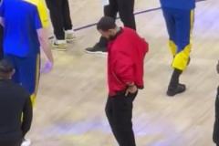 滿屏的無奈！勇士1-3落后，庫里在場邊無奈來回踱步，手扶額頭