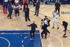 耐殺王真的倒下了塔圖姆無(wú)對(duì)抗倒地受傷，被工作人員攙扶離場(chǎng)