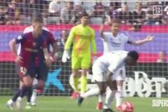 維尼修斯任意球快發(fā)直接給了亞馬爾，庫爾圖瓦急得破口大罵