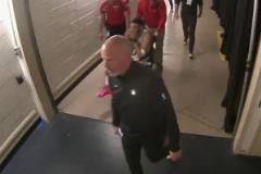 走不了路了！塔圖姆坐著輪椅離開(kāi)球館，雙手捂臉?lè)浅ｋy受！