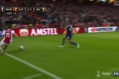 魯尼在歐聯(lián)決賽中飛身鏟截，完成曼聯(lián)生涯最后一次觸球