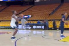 愛德華茲賽前訓(xùn)練命中一記logoshot，隨后大喊庫(kù)里名字！