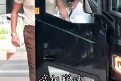 很難聽！雷霆球迷蹲在掘金大巴車前逐一“問候”