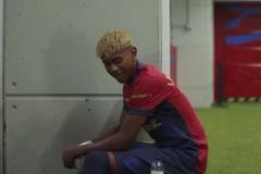 踢球不就是玩嗎亞馬爾德比前非常冷靜，在球員通道玩起翻瓶子