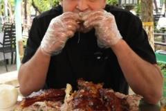 爽歪歪！西熱力江：回到新疆從現(xiàn)烤的烤全羊吃起！