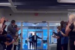 凱旋，獨(dú)行俠CEO里克- 維爾茨 攜帶狀元簽返回獨(dú)行俠