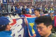 申花賽后花絮，米內(nèi)羅用球迷手機(jī)拍大合影,劉誠宇親簽袖標(biāo)送球迷