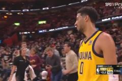 悲喜并不相通！米切爾賽后滿臉迷茫，哈利伯頓面帶笑容與隊友慶祝