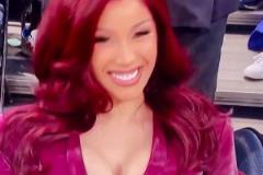 紅色！卡姐上次看球穿的這套更有味道的說