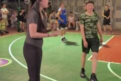 這是揩油還是進(jìn)攻犯規(guī)哈！小伙子打球居然直接撞上國(guó)產(chǎn)卡戴珊肘姐