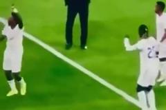 再無名場面了！當(dāng)面奪冠后安切洛曾加入跳舞大隊(duì)現(xiàn)場搖擺