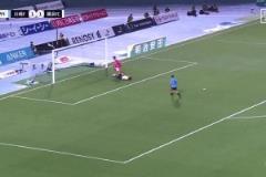 年度最離譜烏龍預(yù)定？川崎前鋒吊射中框，橫濱FC外援解圍踢疵