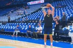 能找回準(zhǔn)心嗎？約老師賽前熱身底角三分 系列賽三分僅21.4%