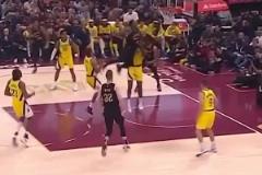 悠著點??！米球王剛復出欲隔扣重重摔倒在地