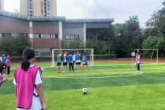 略顯生疏，但喜想象力拉滿！校園女足們的任意球戰(zhàn)術(shù)整懵男足