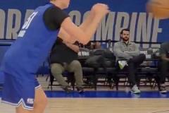 弗拉格聯(lián)合試訓(xùn)三分表現(xiàn)！這出手動(dòng)作感覺(jué)很柔和啊~