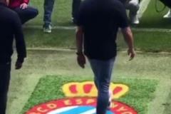 外網(wǎng)熱議：弗里克賽前踩場(chǎng)時(shí)直接踩在了西班牙人隊(duì)徽上