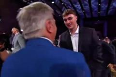 是誰說的不開心？抽簽后弗拉格與獨行俠CEO聊天笑容滿面