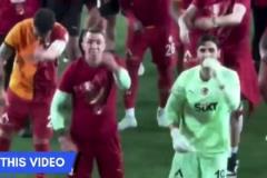 這就是足球！現(xiàn)場直拍博洛尼亞球員奪得意杯冠軍后瘋狂慶祝！