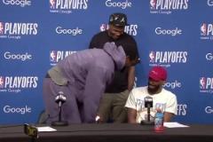 球霸實錘了！蘭德爾看到華子趕緊讓座 華子還“趕”走了康利