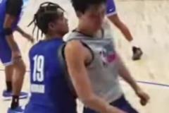 肉搏不帶怕的！近距離感受楊瀚森今天的對抗強(qiáng)度！真是拉滿了！