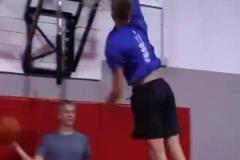 有緣分！13歲弗拉格時(shí)練扣籃 那時(shí)候就穿著一件獨(dú)行俠T恤