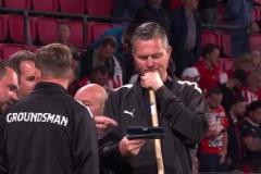 當(dāng)?shù)弥①Z克斯最后時(shí)刻丟球，埃因霍溫主場(chǎng)陷入一片瘋狂中