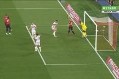 危險！米蘭任意球防守漏人！法比安無人盯防絕佳機會補射打偏！