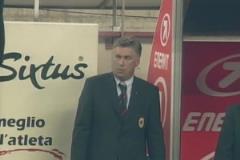 老煙槍教頭！03年意杯米蘭進(jìn)球，鏡頭給到安切洛蒂在抽煙！