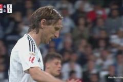 差一點(diǎn)點(diǎn)！莫德里奇停球凌空抽射稍稍偏出！