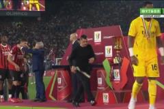 全場比賽米蘭毫無亮點！孔塞桑領(lǐng)取亞軍獎牌拒絕佩戴！