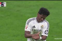 腳感不佳！姆巴佩禁區(qū)內(nèi)做球，恩德里克跟進(jìn)抽射直上看臺(tái)！