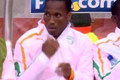 嚇?biāo)滥ЙF了！C羅世界波擊中立柱后德羅巴默默在胸前劃十字架