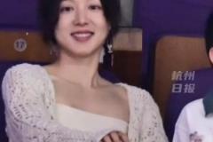 龍嫂美啊！馬龍和家人現(xiàn)身CBA總決賽現(xiàn)場！爸爸講解 媽媽拍照