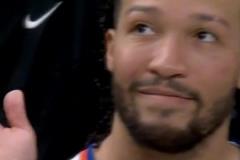 一切盡在掌握？布倫森比分落后早早6犯 面對鏡頭微笑招手