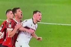 你怎么看？米蘭后衛(wèi)加比亞防守角球時遭博人后衛(wèi)無情鐵肘+鐵山靠