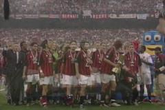 青春記憶涌上心頭！03年米蘭意杯奪冠頒獎(jiǎng)，馬隊(duì)高舉獎(jiǎng)杯全隊(duì)?wèi)c祝